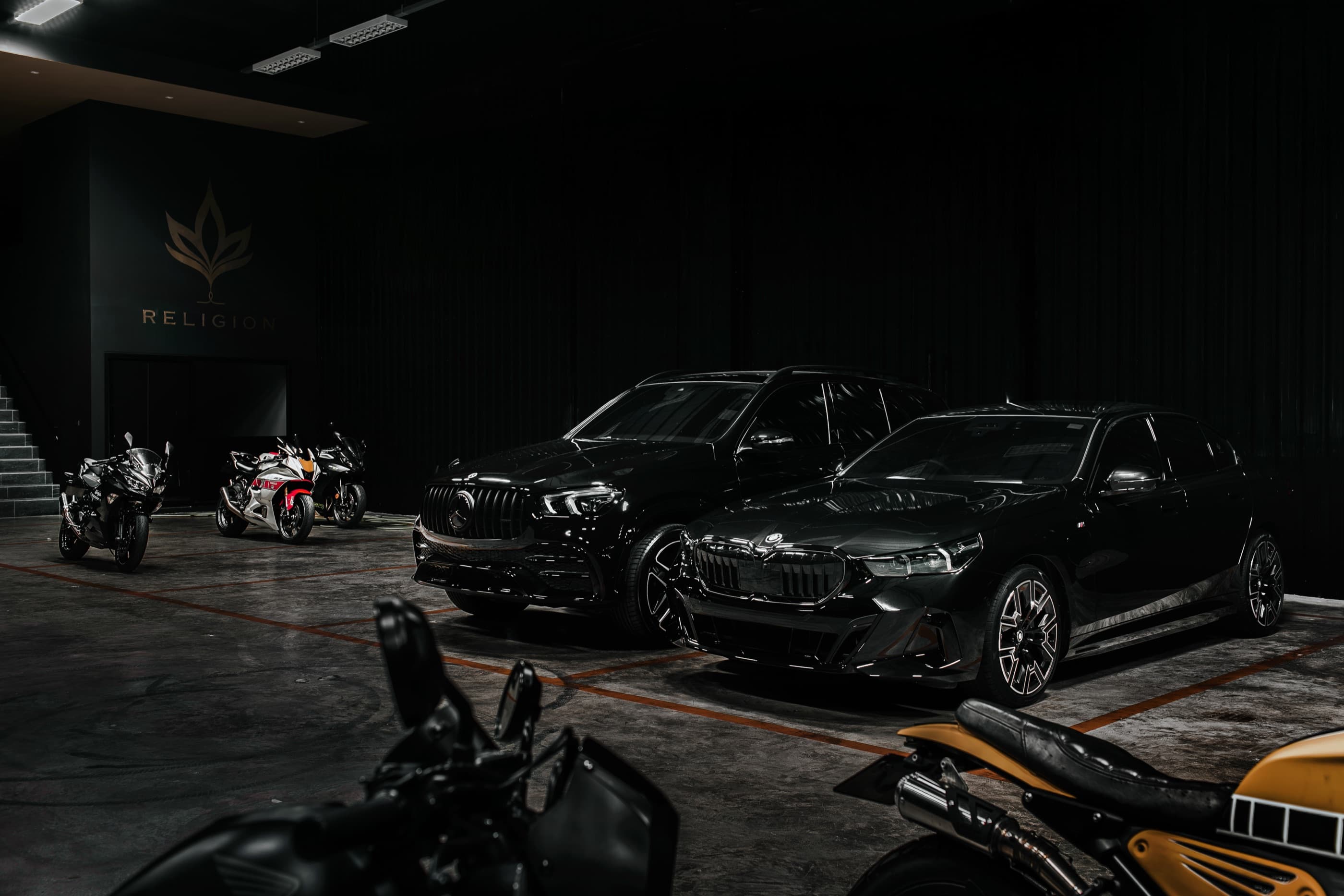 Шоурум Religion Rent на Пхукете: логотип бренда, Mercedes-AMG GLE, BMW 5 серии и супербайки